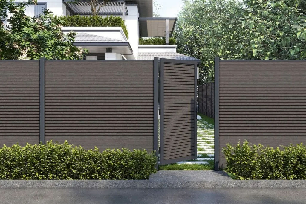 Horizontal fence panels with aluminium posts